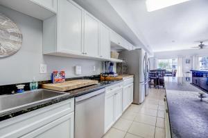Η κουζίνα ή μικρή κουζίνα στο Coconut Grove 203