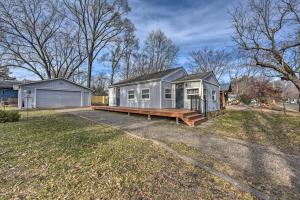 uma pequena casa com um deque num quintal em Lakeland Cottage - half Mile to St Croix River 