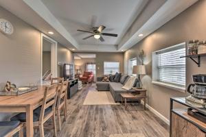 Il comprend un salon et une salle à manger avec un ventilateur de plafond. dans l'établissement Lakeland Cottage - half Mile to St Croix River, à Lakeland 19 autres photos