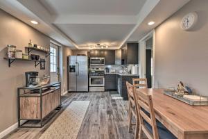 una cocina con una gran mesa de madera y sillas en Lakeland Cottage - half Mile to St Croix River 