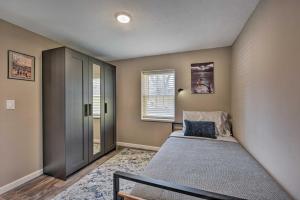 une chambre avec un lit et une fenêtre dans l'établissement Lakeland Cottage - half Mile to St Croix River, à Lakeland