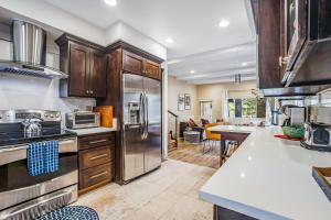 Η κουζίνα ή μικρή κουζίνα στο Meadow Creek House