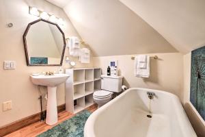 Ένα μπάνιο στο Historic Gaylord Home in Heart of Downtown! +31 φωτογραφίες