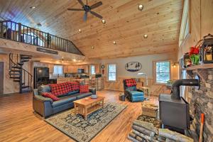 uma sala de estar com um sofá e uma lareira em Spacious Cabin on Silver Lake Hike and Ski! 