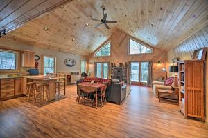 uma cozinha e sala de estar com tecto em madeira em Spacious Cabin on Silver Lake Hike and Ski! 