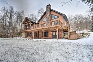 Spacious Cabin on Silver Lake Hike and Ski! : منزل خشب في الشتاء مع ثلج على الأرض
