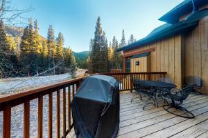 En balkong eller terrasse på Ski Tip Ranch Retreat