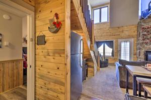 Sjónvarps- og/eða afþreyingartæki á 2 Mi to Skiing Studio with Pool Access in Granby!