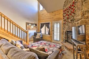 Sjónvarps- og/eða afþreyingartæki á 2 Mi to Skiing Studio with Pool Access in Granby!