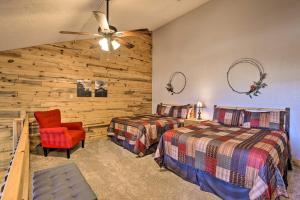 Rúm í herbergi á 2 Mi to Skiing Studio with Pool Access in Granby! +24 myndir