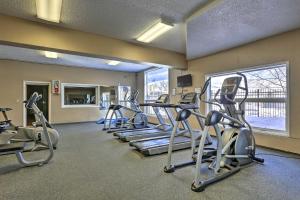 Líkamsræktarstöð og/eða líkamsræktaraðstaða á 2 Mi to Skiing Studio with Pool Access in Granby!