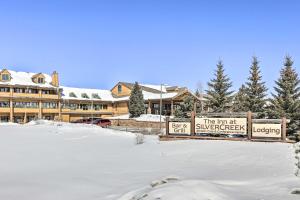 2 Mi to Skiing Studio with Pool Access in Granby! að vetri til