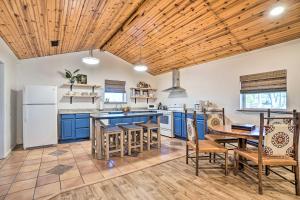 Il comprend une cuisine avec des placards bleus et un plafond en bois. dans l'établissement Relaxing Rural Harrison Home - 11 Mi to Town, à Harrison