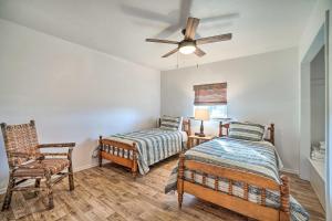 um quarto com 2 camas e uma ventoinha de tecto em Relaxing Rural Harrison Home - 11 Mi to Town em Harrison