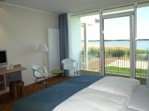 Postel nebo postele na pokoji v ubytování Strandhotel Senftenberger See