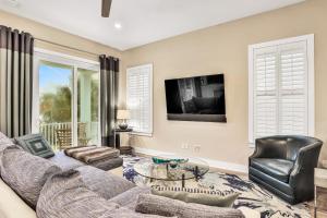 uma sala de estar com um sofá e uma cadeira em Beachfront Getaway em Jacksonville Beach
