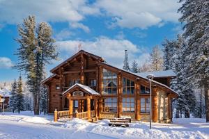 a log cabin in the snow at Cosmos Collection Altay Resort in Urluaspak