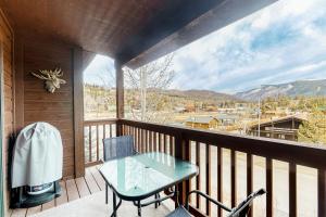 uma varanda com uma mesa e vista para as montanhas em Bald Mountain Views em Grand Lake