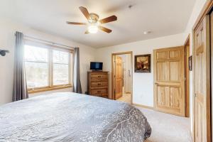 Un pat sau paturi într-o cameră la Bald Mountain Views