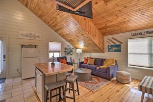 una cucina e un soggiorno in una casa di tronchi di Pet-Friendly Studio with Loft and Mountain Views! a Mountain View