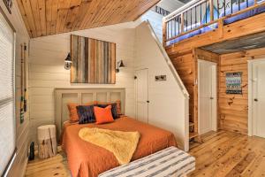 Krevet ili kreveti u jedinici u okviru objekta Pet-Friendly Studio with Loft and Mountain Views!