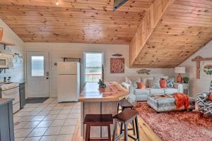 Kuchyň nebo kuchyňský kout v ubytování Cheery Pet-Friendly Studio with Shared Fire Pit