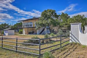 une maison avec une clôture devant dans l'établissement Chic Fredericksburg Retreat - Near Wineries!, à Tivydale 16 autres photos