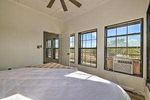 une chambre avec un grand lit blanc et des fenêtres dans l'établissement Chic Fredericksburg Retreat - Near Wineries!, à Tivydale