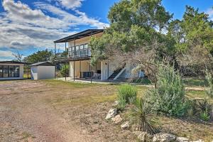 une image d'une maison avec une cour dans l'établissement Chic Fredericksburg Retreat - Near Wineries!, à Tivydale