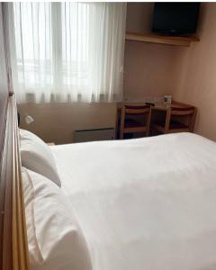 Rúm í herbergi á Hôtel Originals City, Armony Dijon - Chenôve