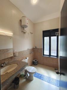 Ванна кімната в VILLA M - LAGOON 4 CALANGUTE GOA 3BHK, Pool Facing, Near Beach, Free Breakfast, Free WIFI and Well Located