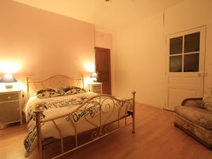 1 dormitorio con 1 cama, 1 silla y 1 ventana en Gîte Lorcy, 2 pièces, 2 personnes - FR-1-590-175, en Lorcy