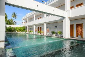 vista esterna di una casa con piscina di Boutique Villa Bougainvillea a Weligama