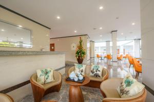 een lobby met stoelen en tafels en een bar bij Boutique Villa Bougainvillea in Weligama