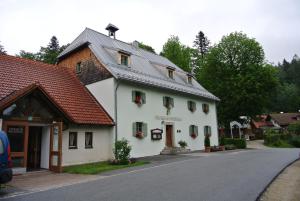 リントベルクにあるZwieseler Waldhausの灰色の屋根と通りの白い家
