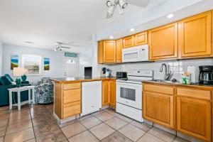 A kitchen or kitchenette at Cross Creek