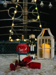 Een kerstfiguur naast een lantaarn in de sneeuw. bij Casa din Deal in Sibiu