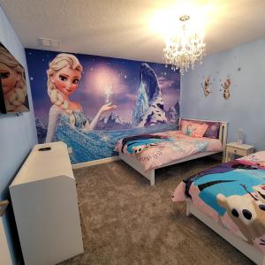 - une chambre avec 2 lits et une peinture d'une sirène dans l'établissement Winterfield at Disney 9350, à Kissimmee