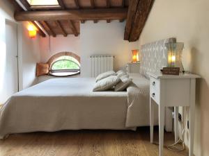 a bedroom with a bed and a dresser at L'Albero Di Gamelì in Chiusi