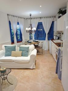 A kitchen or kitchenette at Blue Home