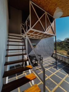 Una escalera que conduce a una habitación con vistas en Aether Pai Villa en Pai