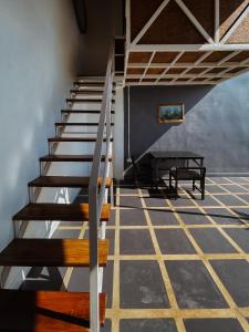 een trap in een kamer met een tafel bij Aether Pai Villa in Pai