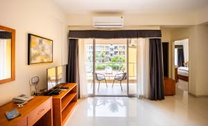 TV a/nebo společenská místnost v ubytování Hotel Reemz Beach Heaven , Anjuna