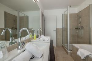 A bathroom at Apartments Schluga Még 37 kép