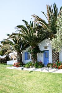 Сад в Golden Beach Studios & Suites
