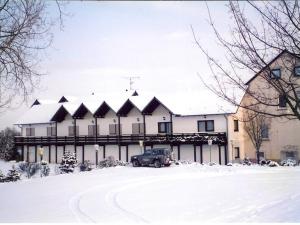 um edifício com um camião estacionado na neve em Kircheiber Hof em Kircheib