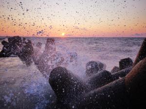 un grupo de personas en un barco en el agua en Seaside Vitolu street Apartment, en Liepāja 2 fotos más