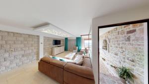貝西奇的住宿－Luka Villa，带沙发和砖墙的客厅