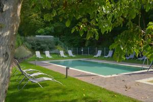 una piscina con tumbonas y un árbol en Butikhotel Visegrád, en Visegrád