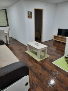 una sala de estar con una cama y una mesa en Apartman Nota, en Kopaonik